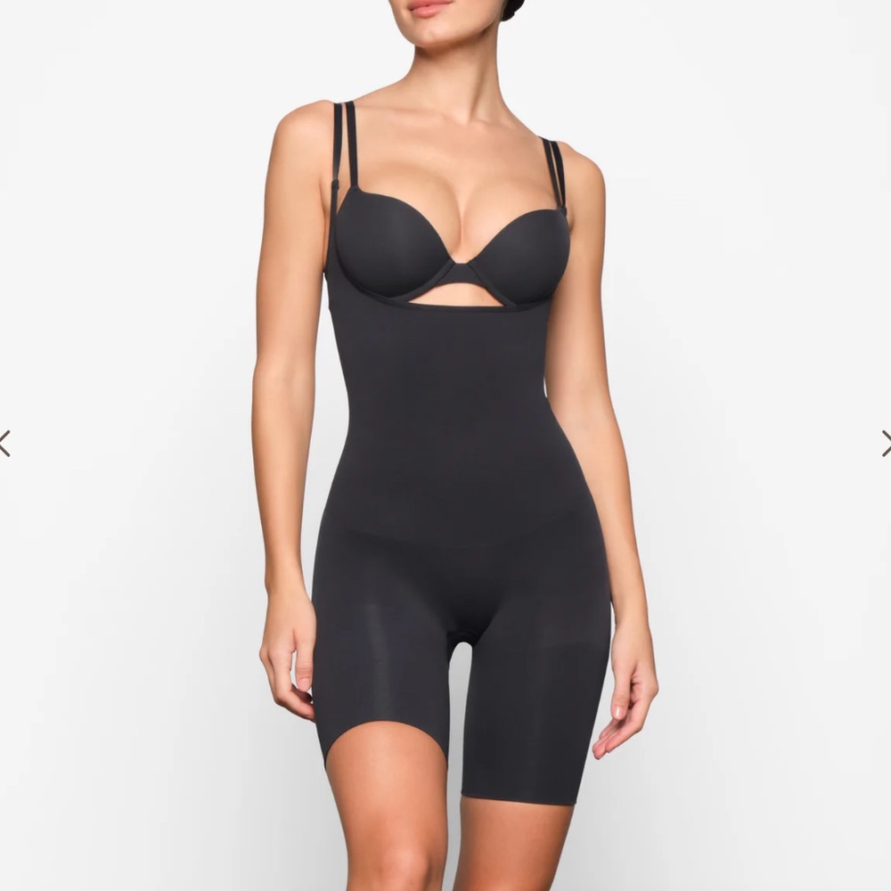 NEW SKIMS Seamless Sculpt Butt Lifting Open Bust Bodysuit in Onyx Size M